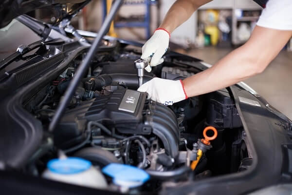 automotive-service-repair-on-car