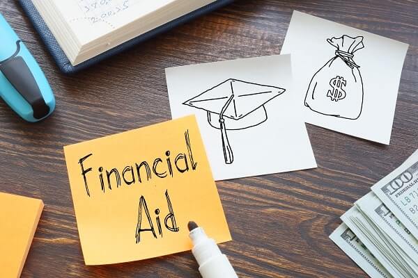 A pen and sticky notes about financial aid for trade school