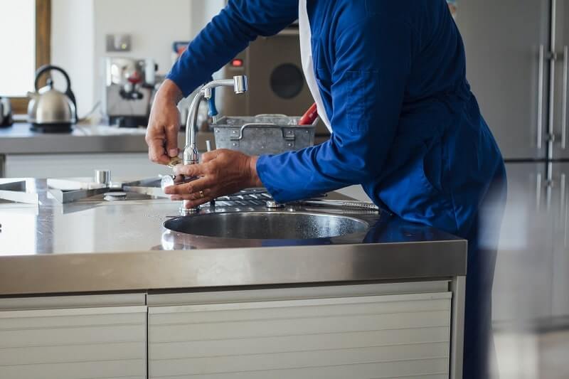 residential-plumber-in-kitchen