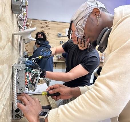 Thumbnail of electrical students learn in the classroom